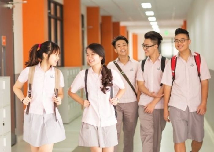 Nam, nữ sinh trong trang phục áo sơ mi kết hợp quần tây