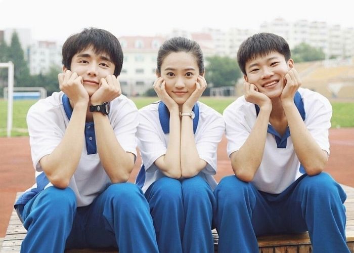 Đồng phục thể dục kết hợp giữa hai màu sắc là trắng và xanh