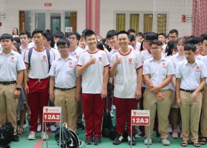 Đồng phục thể dục được thiết kế với chất liệu thông thoáng, thấm hút tốt