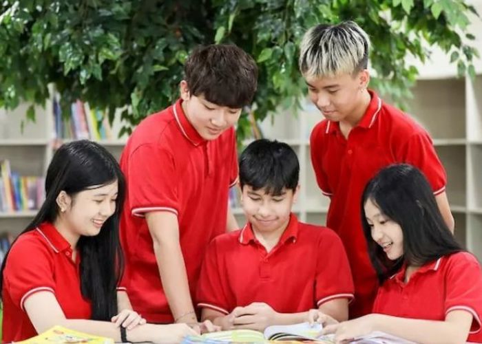 Trang phục trường quốc tế Việt Nhật thiết kế màu đỏ đô nổi bật