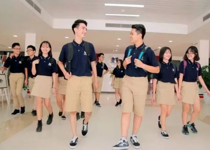 Hình ảnh nam, nữ sinh rạng rỡ trong trang phục trường