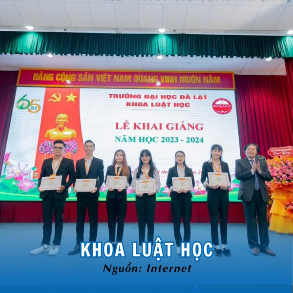 Các sinh viên khoa Luật trong bộ áo vest đồng phục trang trọng 