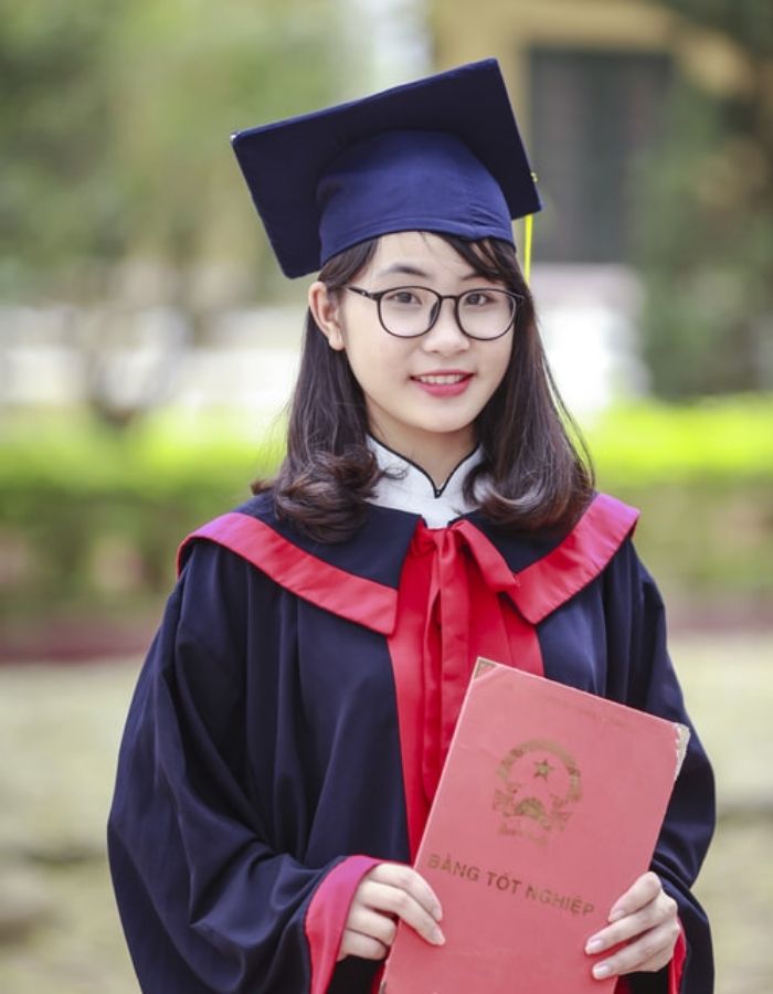Kiểu tóc mặc áo cử nhân khá phổ biến được nhiều sinh viên lựa chọn
