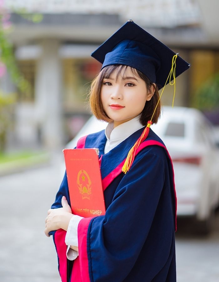 Kiểu tóc ngắn ngang vai nhuộm màu nâu socola phù hợp trong trang phục áo cử nhân