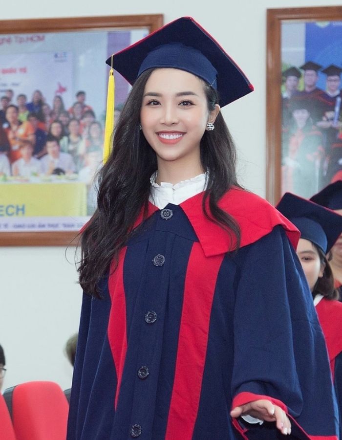 Kiểu tóc đơn giản phù hợp mặc áo cử nhân trong ngày tốt nghiệp
