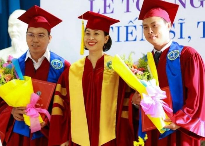 Lễ phục tốt nghiệp thạc sĩ được may cách tân phù hợp với nhu cầu người sử dụng