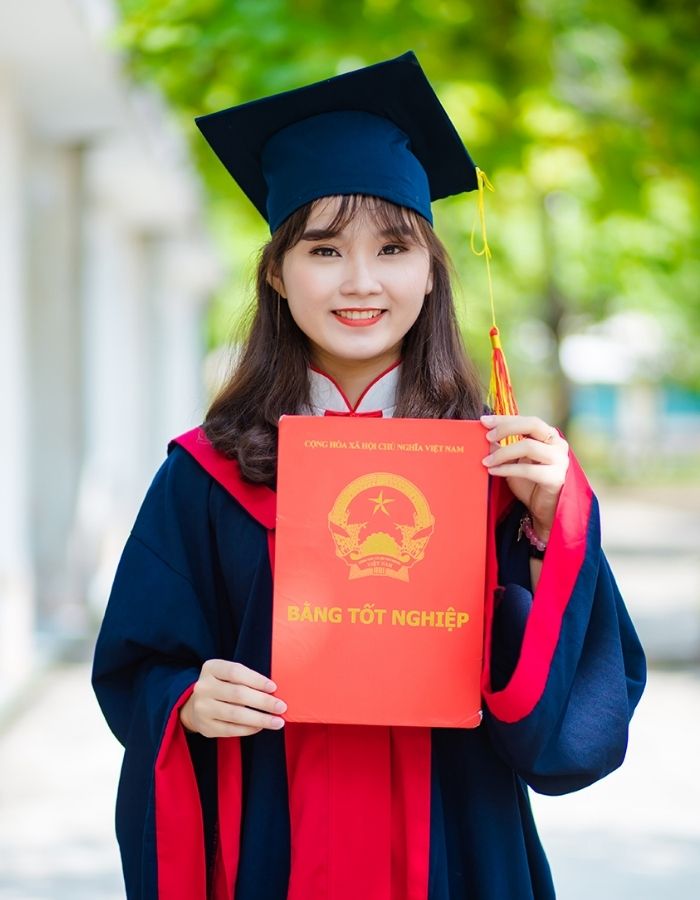 Mũ áo cử nhân đại học với thiết kế 4 cạnh cùng màu sắc với áo