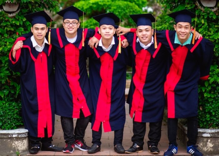 Tạo dáng phong cách chụp ảnh đá bóng của các bạn nam sinh