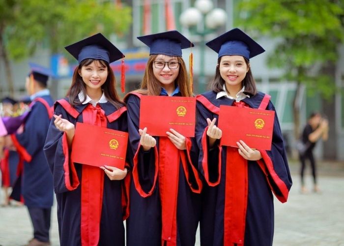 Nụ cười toả nắng của các nữ sinh trong trang phục áo cử nhân
