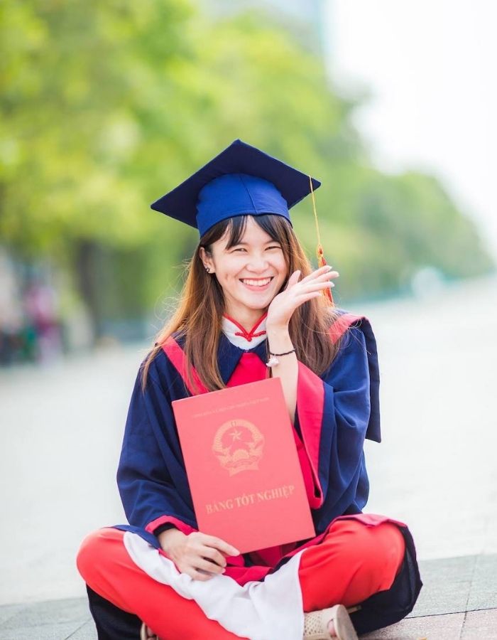 Tạo dáng với kiểu ngồi mang cảm giác tươi vui, năng động