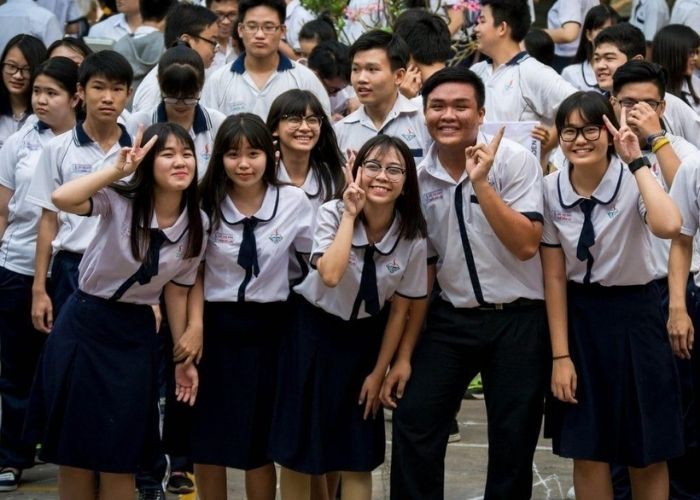 Kiểu váy chiết ly dáng dài dành cho nữ sinh trung học