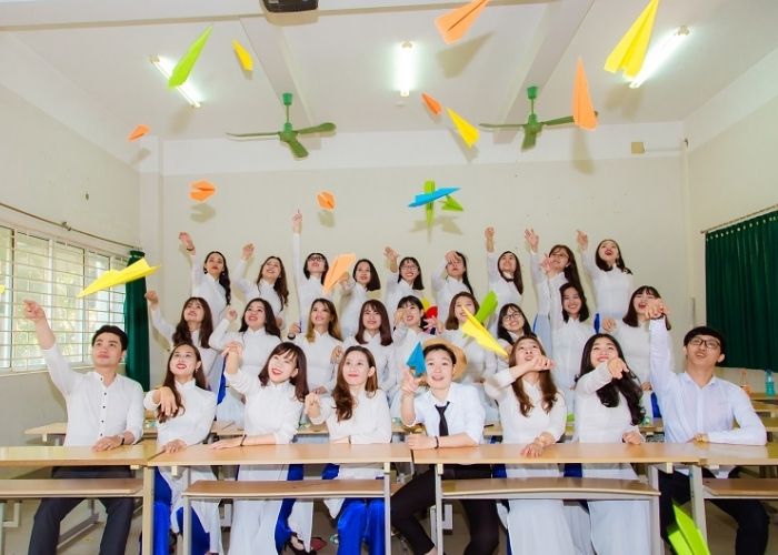 Trang trí, vệ sinh lớp học để có những bức ảnh kỷ yếu đẹp nhất