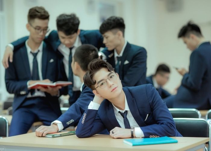 Kiểu tạo dáng chống tay lên đầu phổ biến được nhiều bạn trẻ sử dụng để chụp kỷ yếu