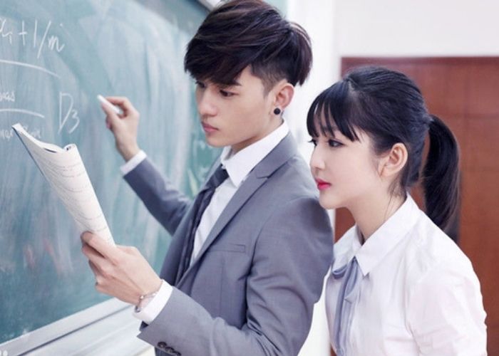 Kiểu tạo dáng trên bục giảng ấn tượng