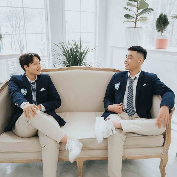 Đồng phục vest trường được nhiều sinh viên lựa chọn chụp ảnh kỷ yếu
