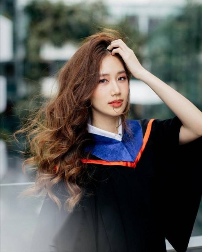 Bộ trang phục sử dụng gam màu đen làm chủ đạo
