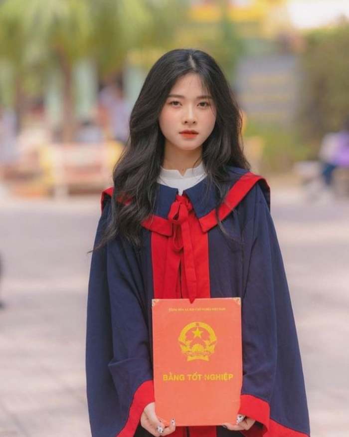 Trang phục tốt nghiệp được thiết kế theo phong cách truyền thống