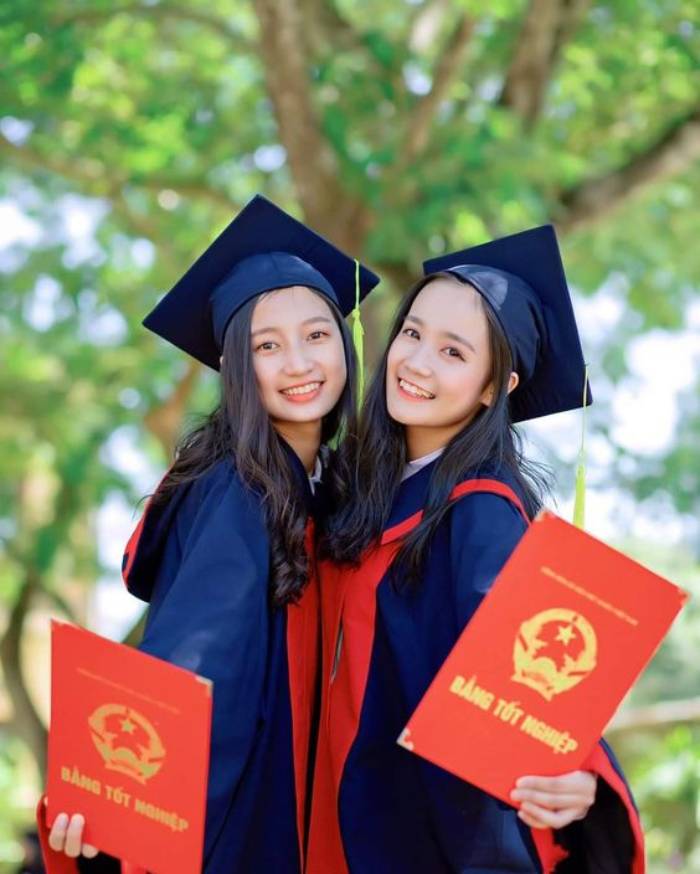 Thiết kế trang phục áo cử nhân với gam màu xanh nổi bật