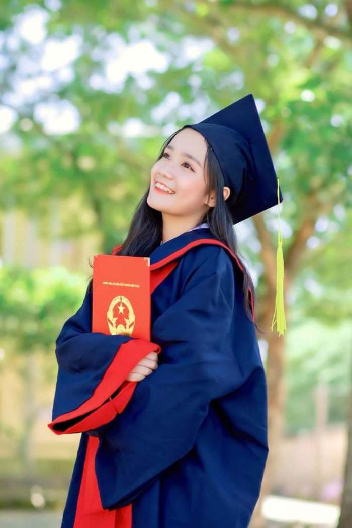 Mẫu áo cử nhân cấp 2 được học sinh trung học cơ sở mặc trong ngày tốt nghiệp