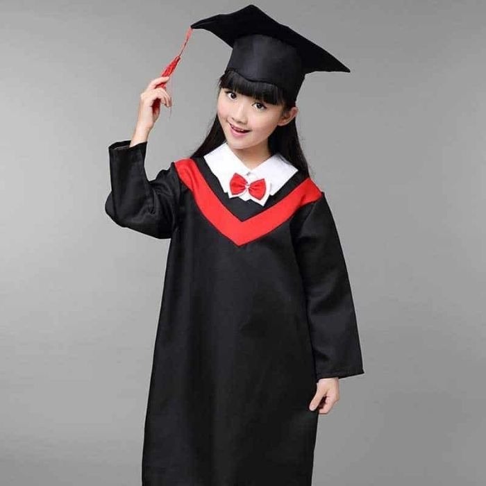 Mẫu áo tốt nghiệp mầm non màu đen với cổ màu đỏ
