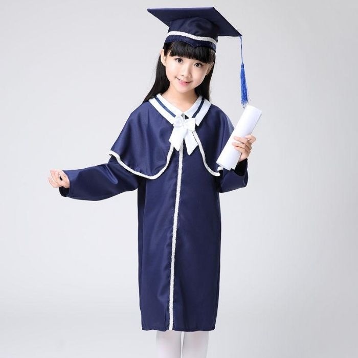 Mẫu áo cử nhân dành cho các bé với tone màu xanh đậm chủ đạo