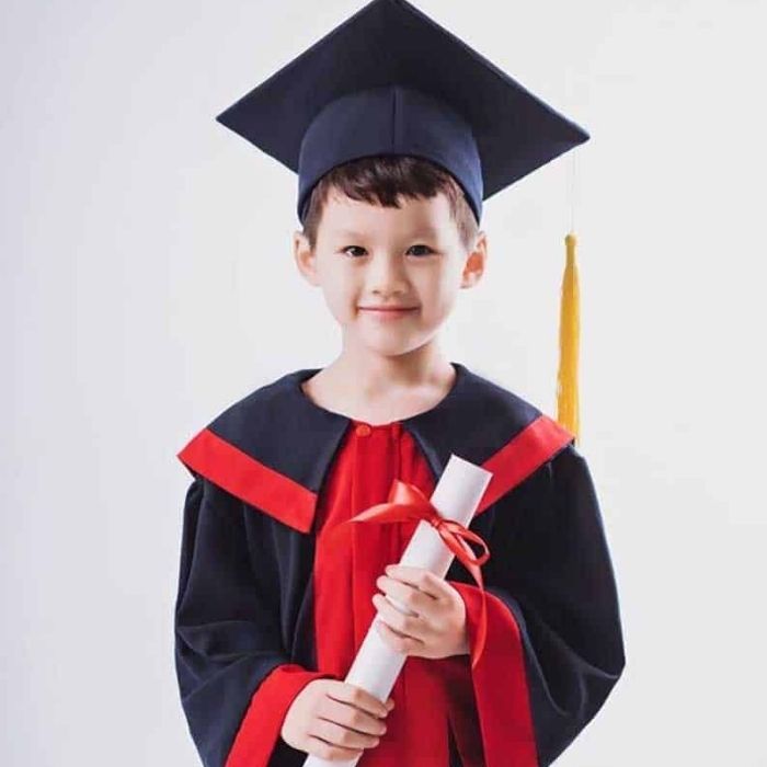 Áo tốt nghiệp màu xanh tím than kết hợp màu đỏ