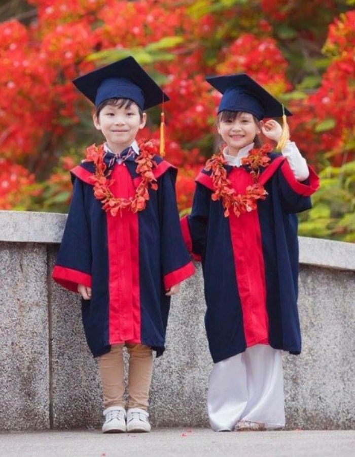 Mẫu áo cử nhân tiểu học truyền thống được các bạn nhỏ yêu thích