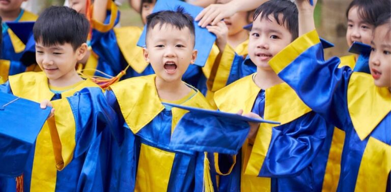 5+ mẫu áo cử nhân tiểu học thiết kế đẹp, kiểu dáng hiện đại