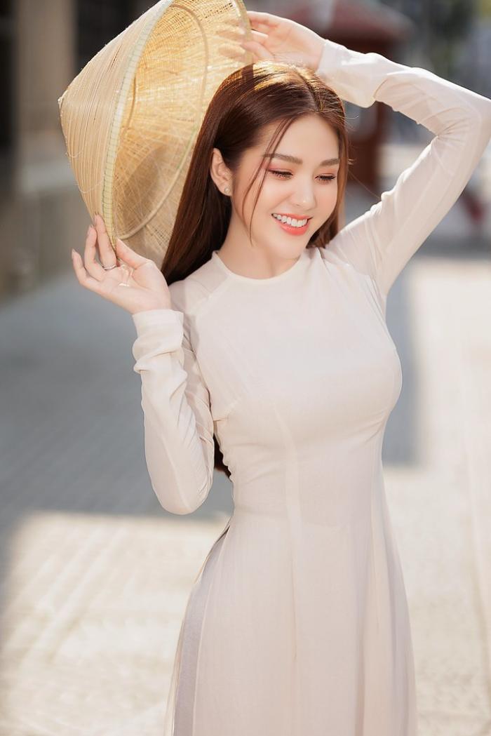 Thiết kế áo cổ tròn cách tân giúp tăng thêm nét thanh lịch