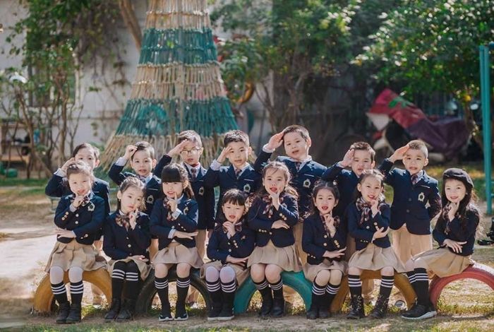 Chụp kỷ yếu tại khu vui chơi trong trường