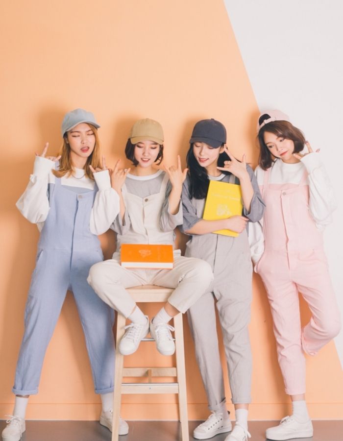 Quần yếm 2 dây phù hợp mặc cho buổi chụp party kỷ yếu