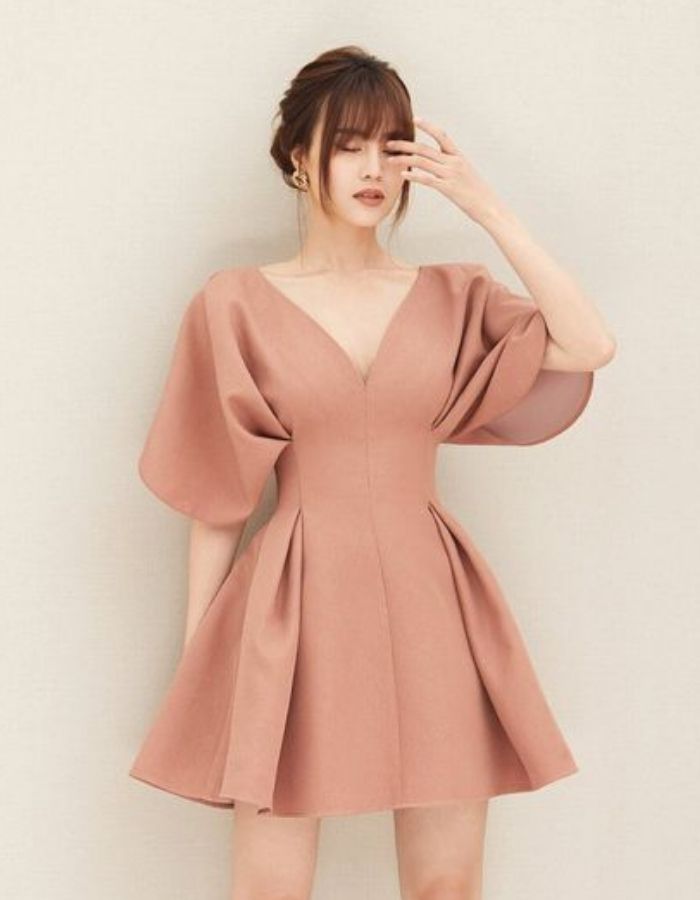 Váy xoè xếp ly tay bồng mang đến vẻ đẹp ngọt ngào cho các chị em