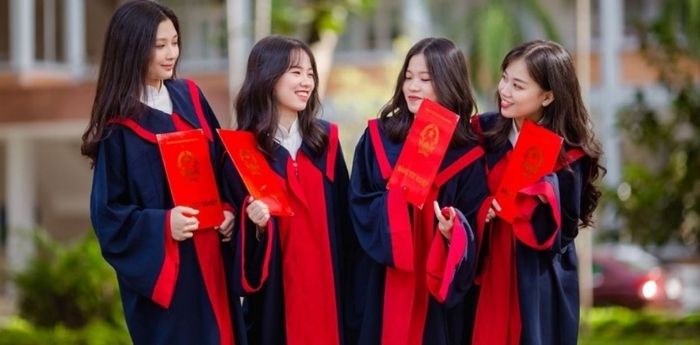 Hình ảnh các nữ sinh chụp ảnh kỷ yếu với bạn mặc áo cử nhân