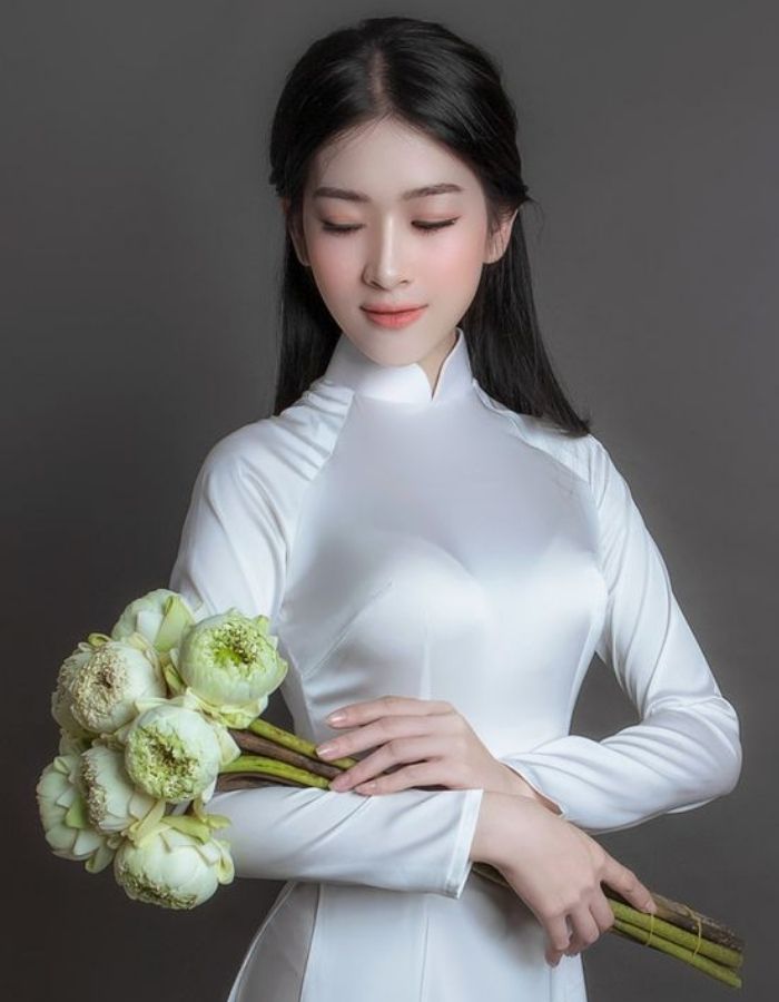 Áo dài trắng được nhiều cô nàng lựa chọn khi chụp hình kỷ yếu