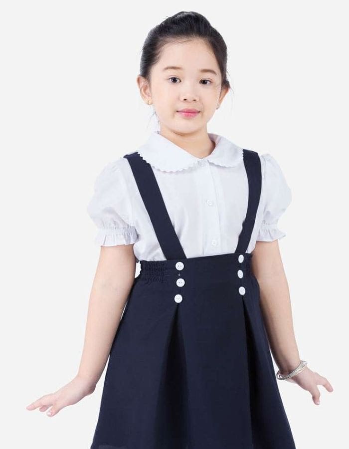 Mẫu đồng phục được cách điệu ở 2 tay áo kết hợp cùng váy dây