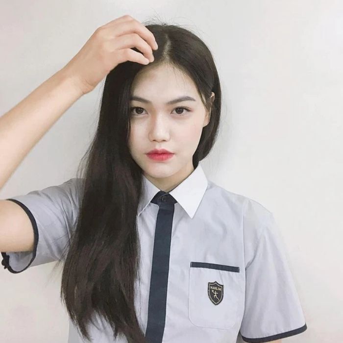 Mẫu trang phục sơ mi trắng thường được học sinh mặc vào những ngày hè