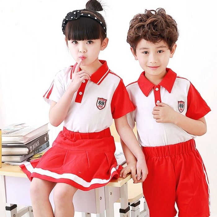 Tone màu đỏ nổi bật của mẫu áo học sinh mẫu giáo