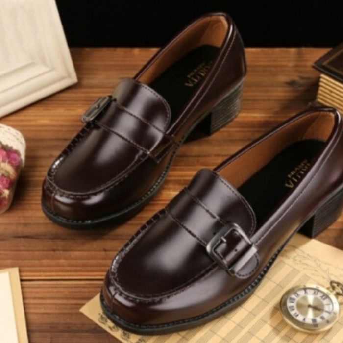Nữ sinh đến trường thường sử dụng giày da