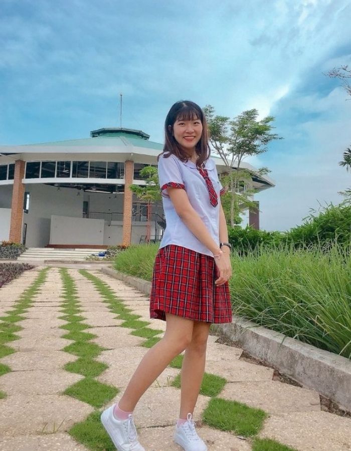 Đồng phục nữ sinh trường THPT Hồng Đức với thiết kế váy caro màu đỏ
