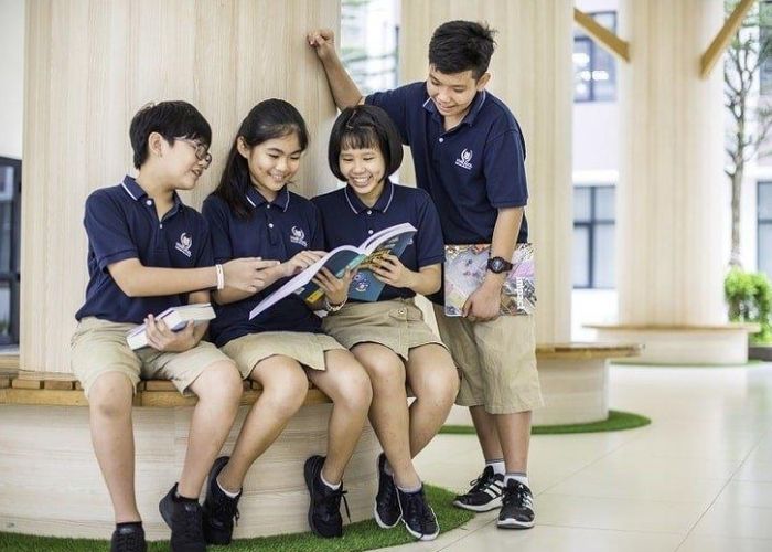 Mẫu áo sử dụng tông màu xanh chủ đạo kết hợp cùng quần, váy màu be