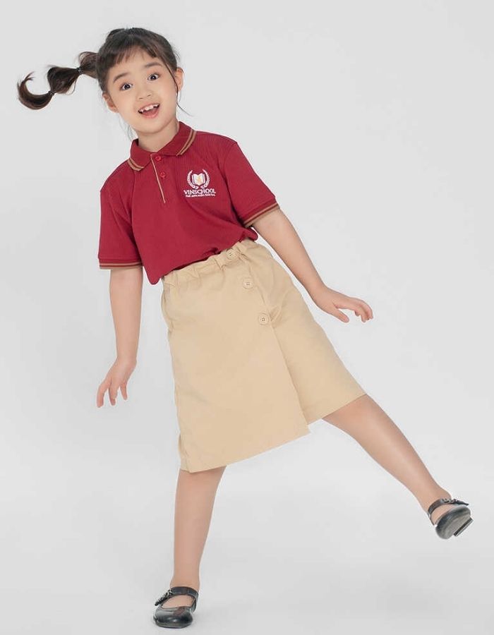 Mẫu áo đồng phục trường tiểu học Vinschool sử dụng màu đỏ ấn tượng