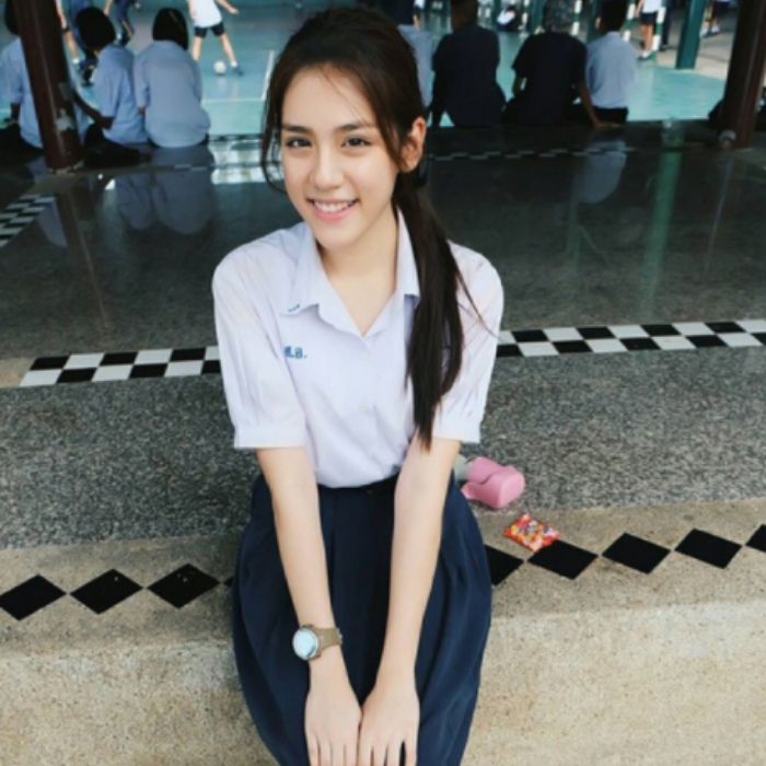 Nữ sinh xinh đẹp trong bộ trang phục học sinh tại xứ sở chùa vàng