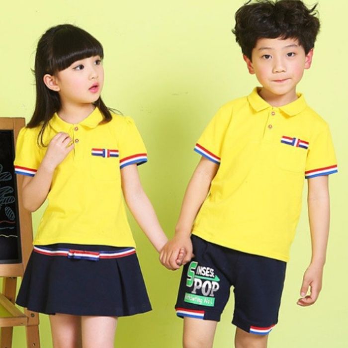 Mẫu trang phục các bạn nhỏ cấp 1 sử dụng tông màu vàng nổi bật