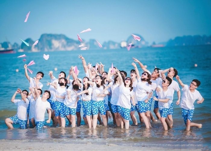 Áo thun kết hợp cùng quần short đi biển mang phong cách năng động, nhiệt huyết