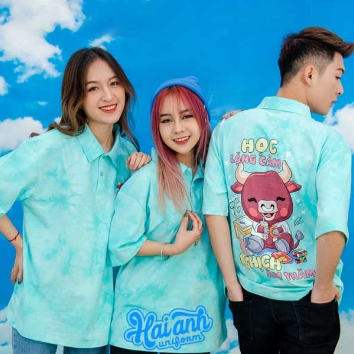 Mẫu áo lớp loang màu có thiết kế hình in dễ thương