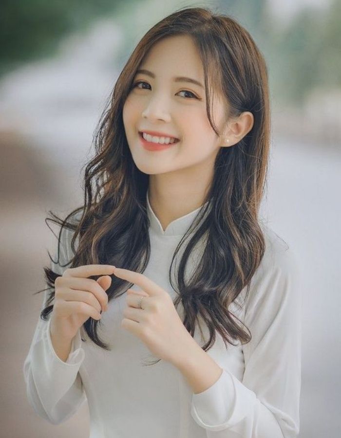 Kiểu tóc uốn xoăn sóng lớn được nhiều cô nàng lựa chọn trong ngày chụp kỷ yếu