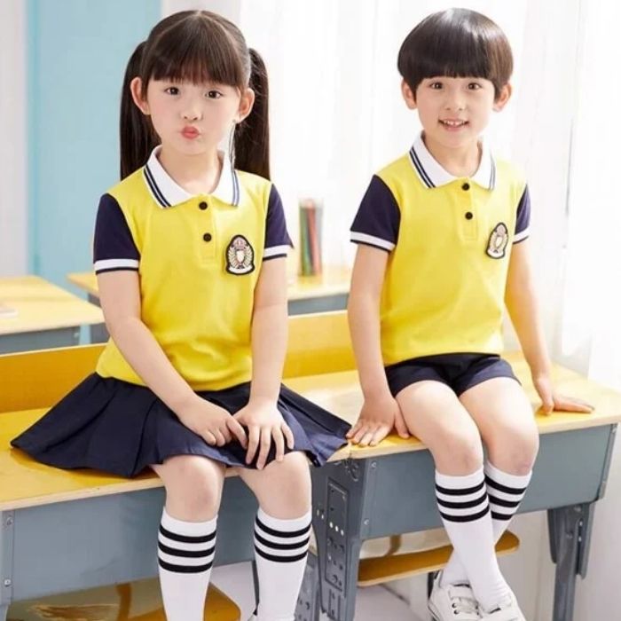 Mẫu áo học sinh với tông màu vàng nổi bật