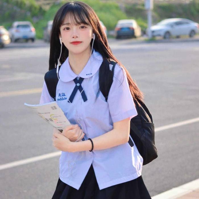 Sự kết hợp giữa áo cổ bèo cùng chân váy ngắn