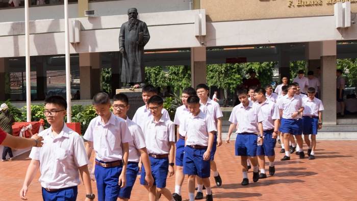 Hình ảnh nam sinh năng động trong tiết học thể dục
