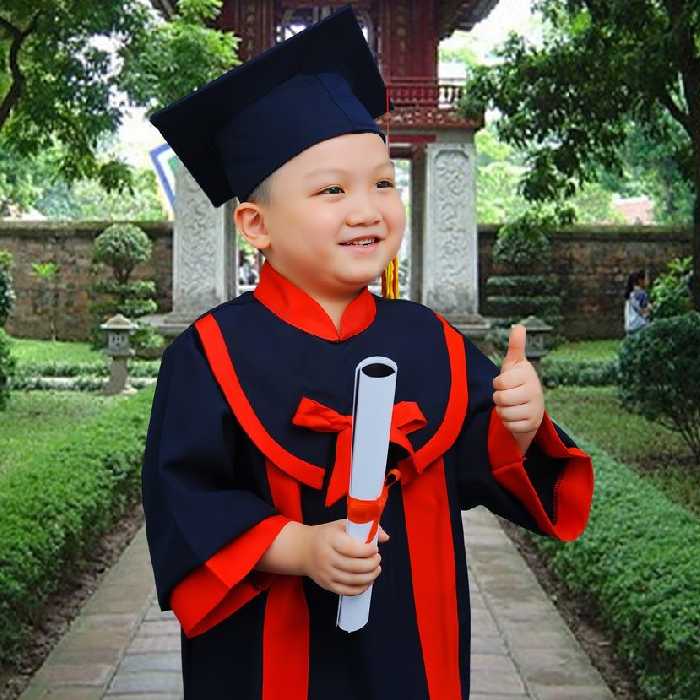 Nét đẹp vui tươi của bé trai trong trang phục tốt nghiệp mẫu giáo